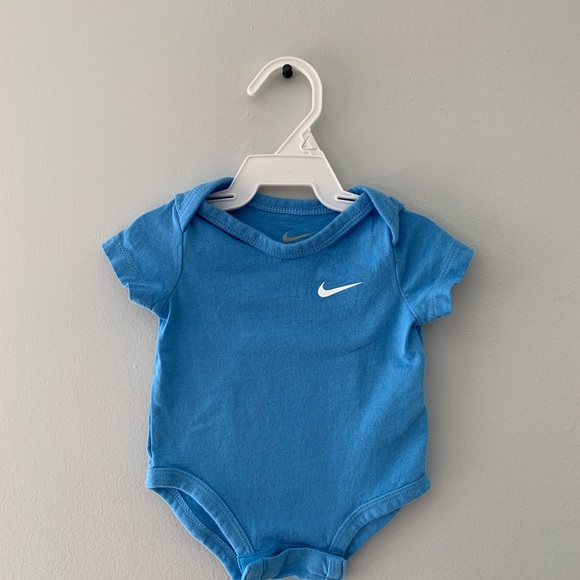 #6 Set of 3 Nike bodysuits. - Picture 2 of 7